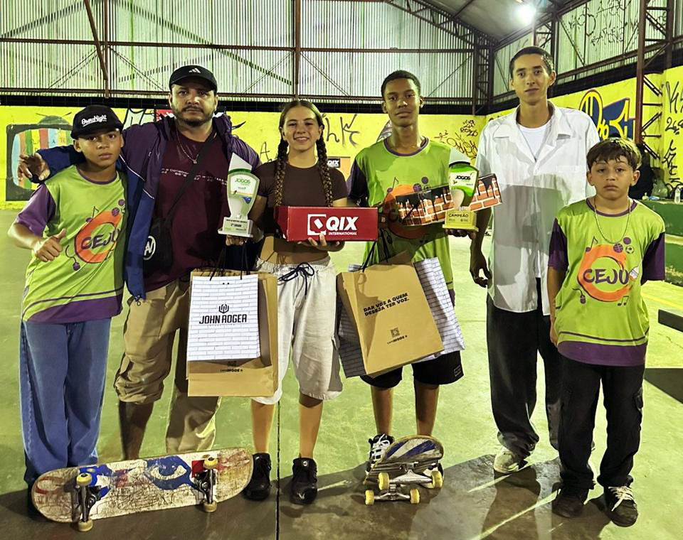 atletas de skate com instrutores e prêmios conquistados
