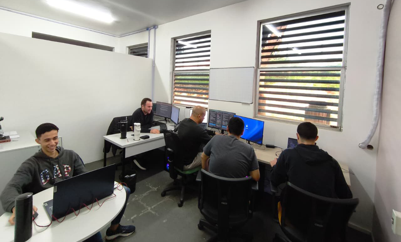 Jovens utilizam computadores no espaço de coworking do parque tecnológico