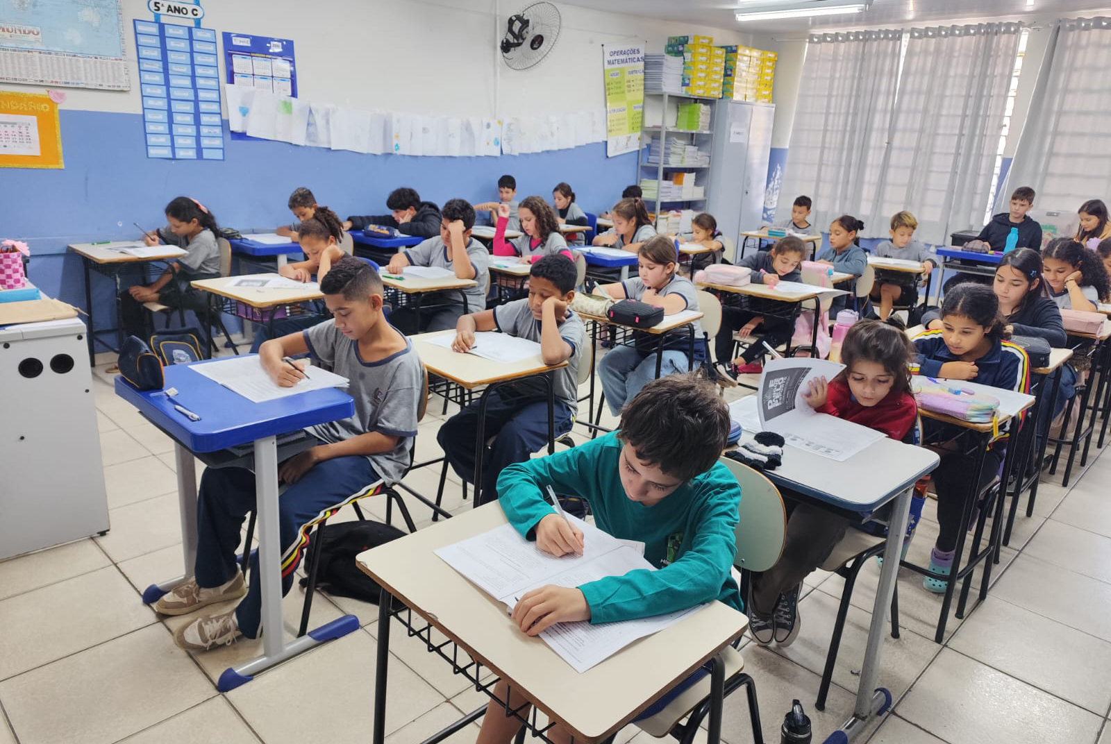 dezenas de alunos realizam a prova em sala de aula