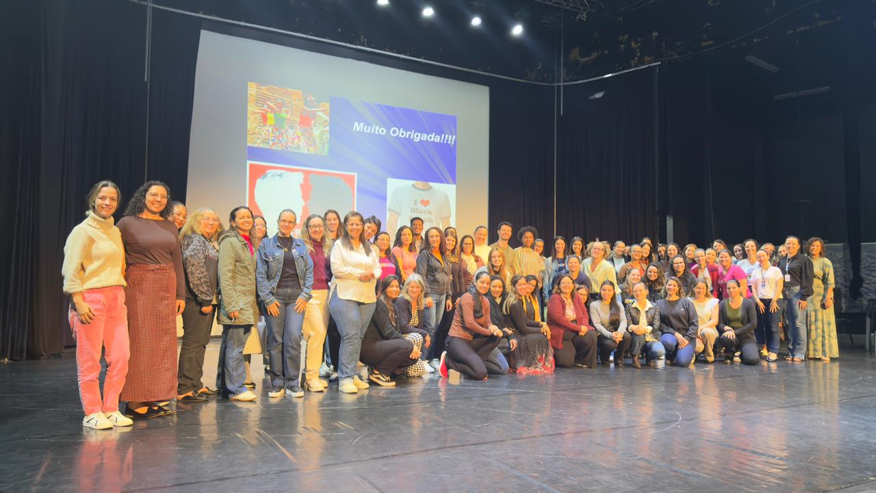 imagem dos participantes da palestra perfilados no palco do centro cultural