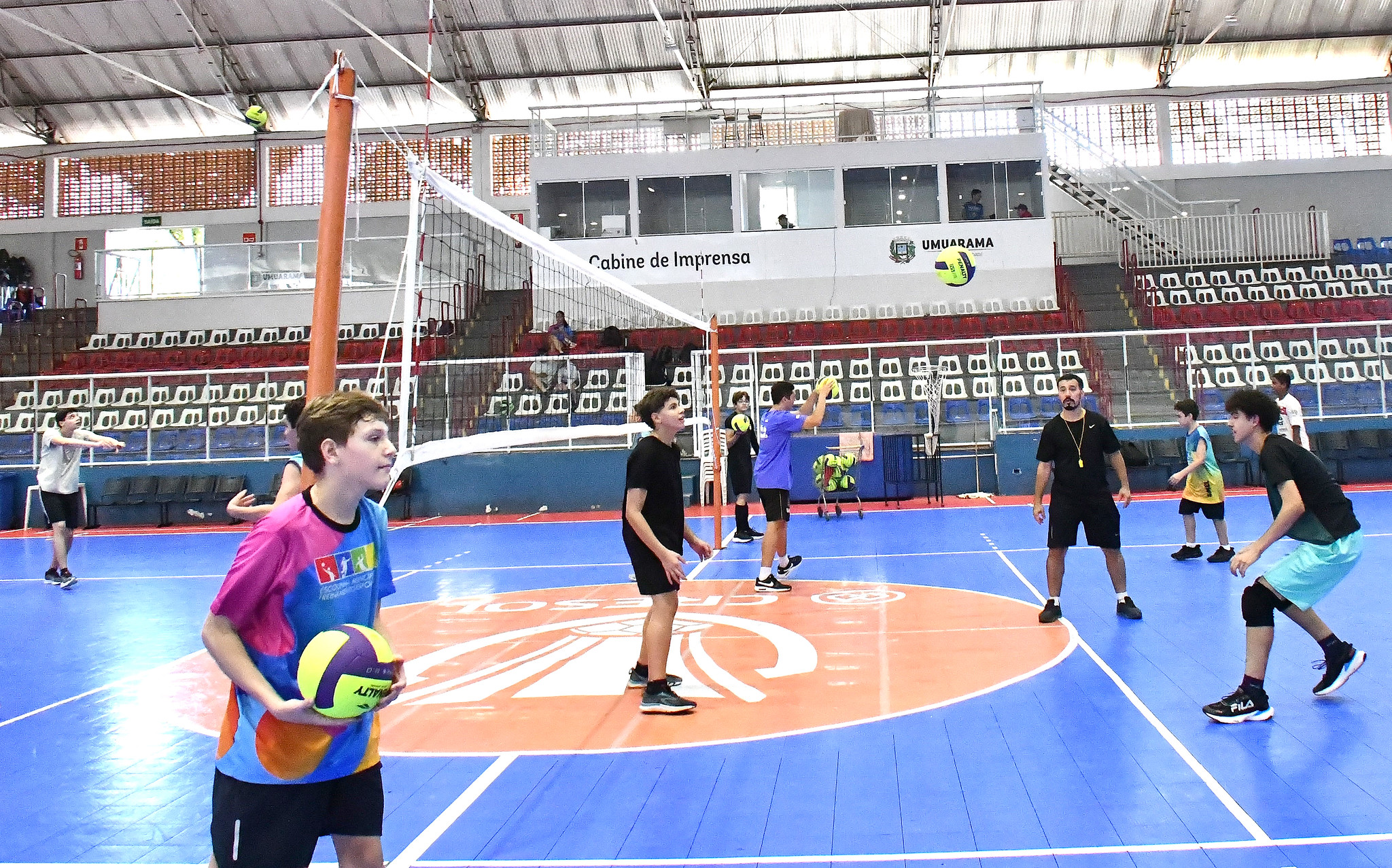 aula de vôlei com crianças na quadra de esportes