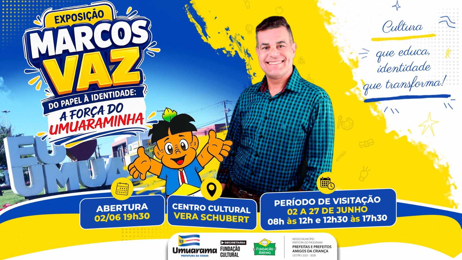 o cartunista posa ao lado de desenho do indiozinho em arte do evento