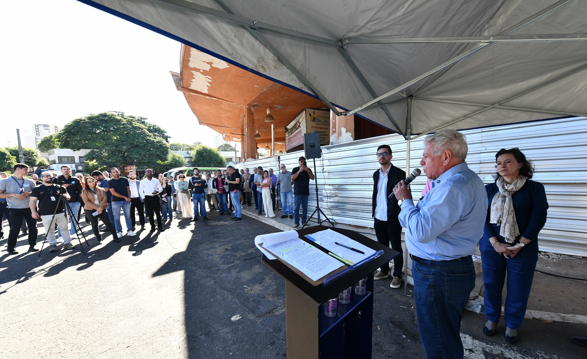 prefeito fala no evento de início da obra, diante de autoridades e convidados