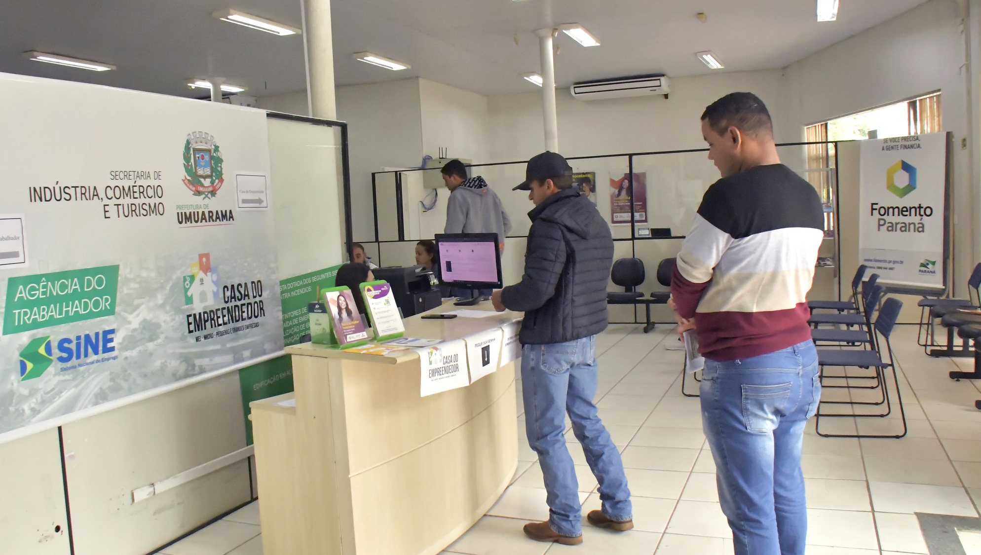 homens aguardando atendimento no balcão da casa do empreendedor