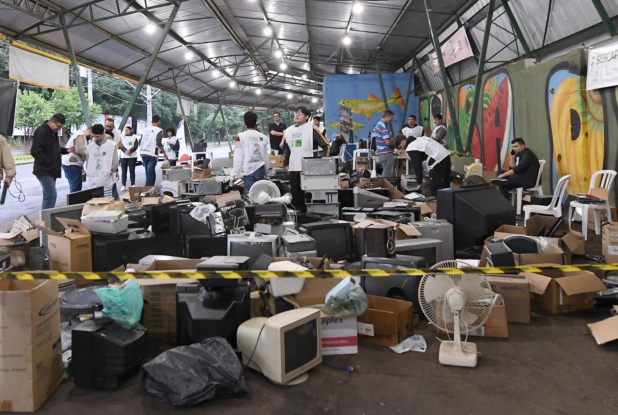 eletrônicos dispostos no chão, durante a coleta realizada no ano passado