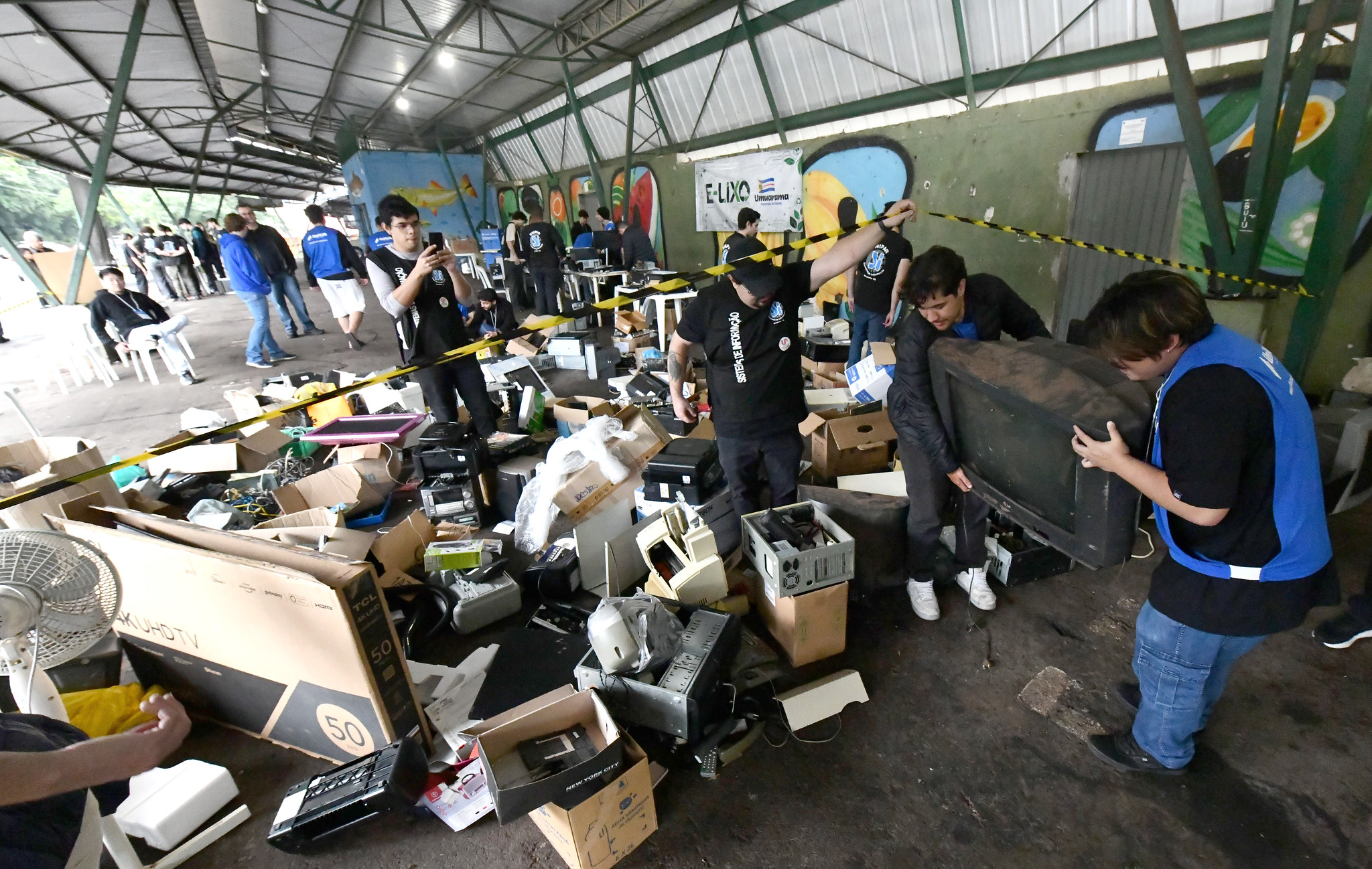 computadores, componentes e eletrônicos inservíveis dispostos no chão