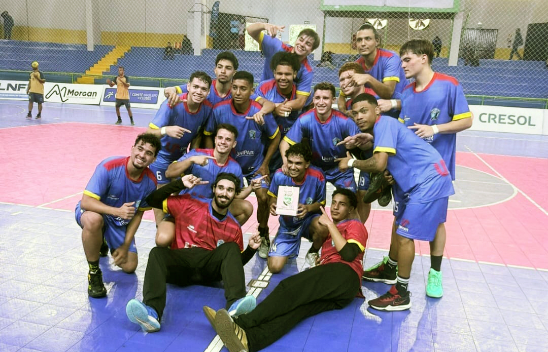 equipe de handebol masculino adulto de umuarama na quadra