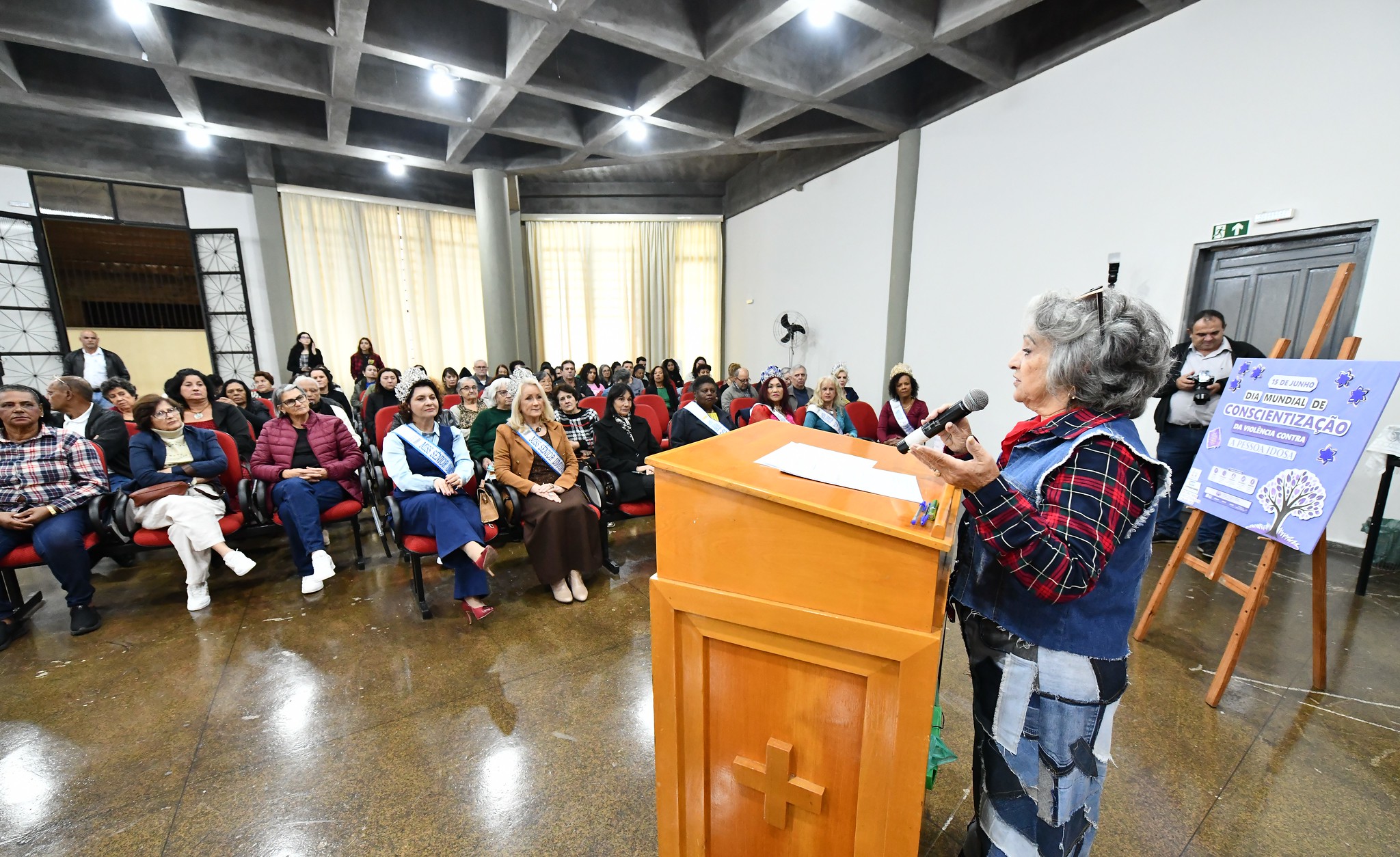 idosos reunidos no auditório da catedral com palestrante no púlpito