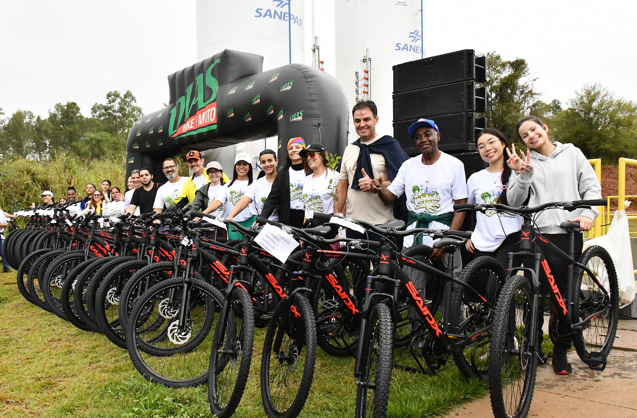 ganhadora do sorteio de uma bicicleta comemora ao lado do prefeito