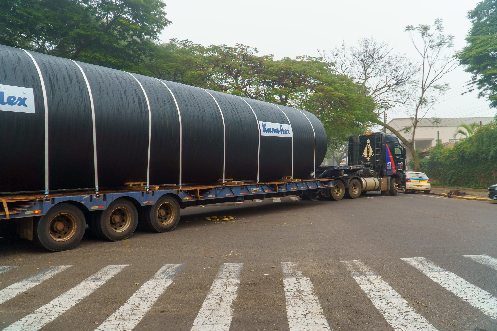 carreta transporta tubo plástico com grandes dimensões em avenida