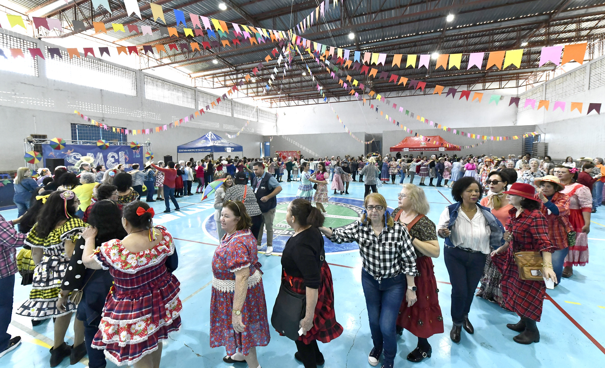 dança de quadrilha com idosos vestidos com trajes caipiras