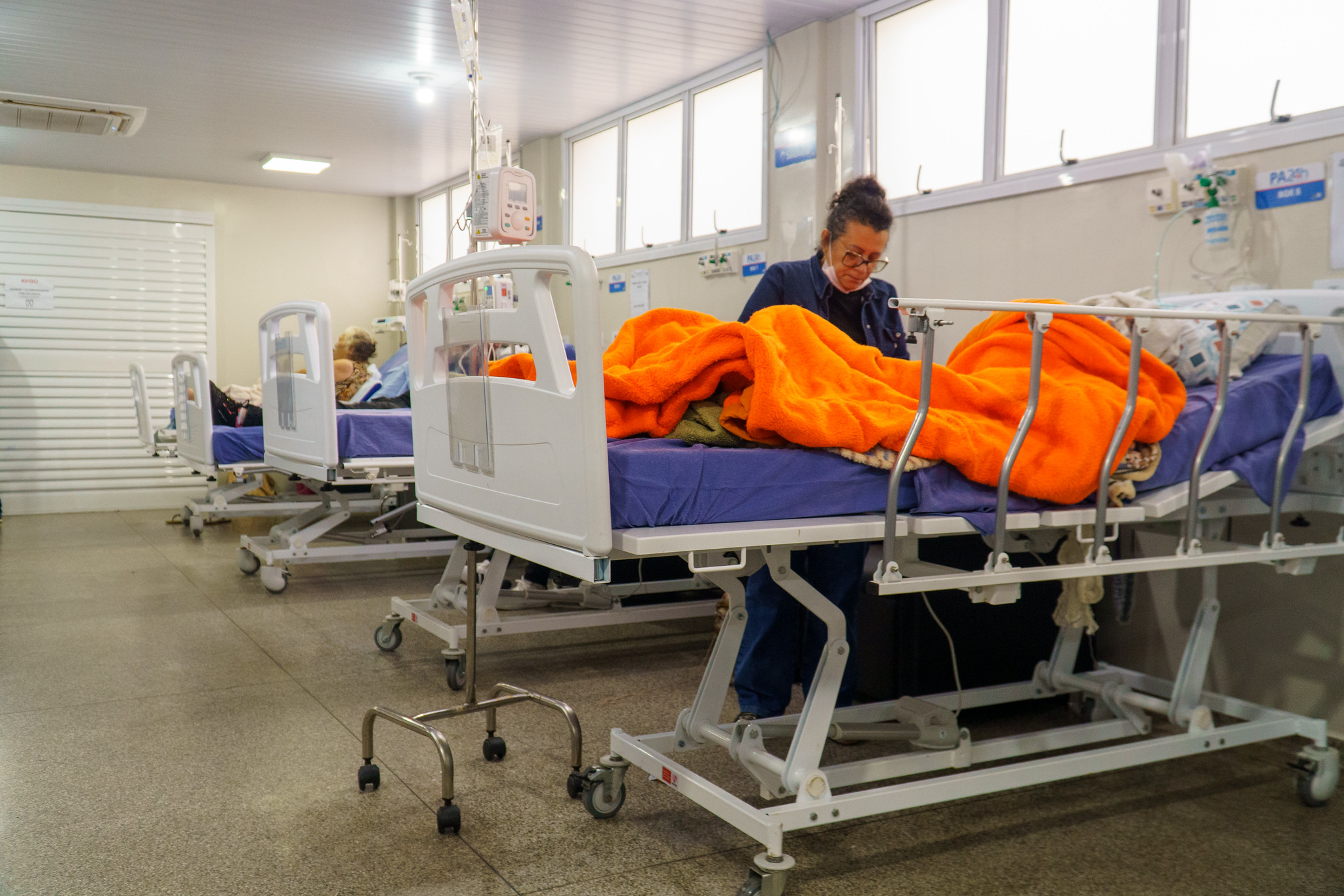 enfermaria do pronto atendimento, com pacientes e acompanhantes