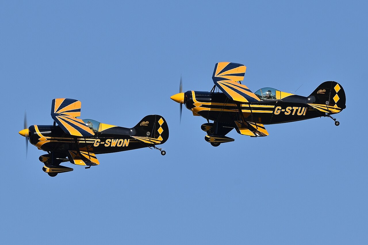 aviões voam em formação num céu azul