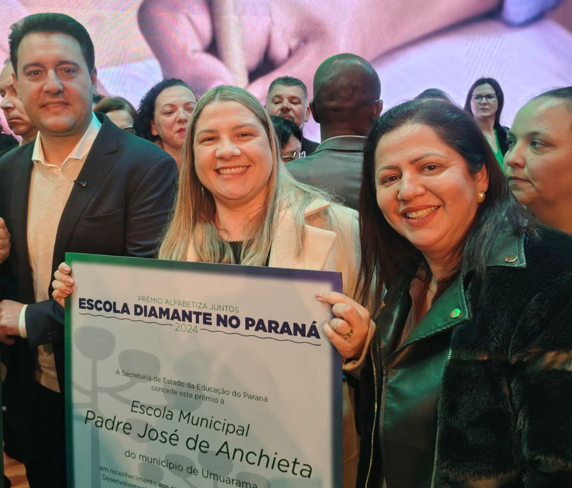 professoras exibem o selo de 'escola diamante' ao lado do governador