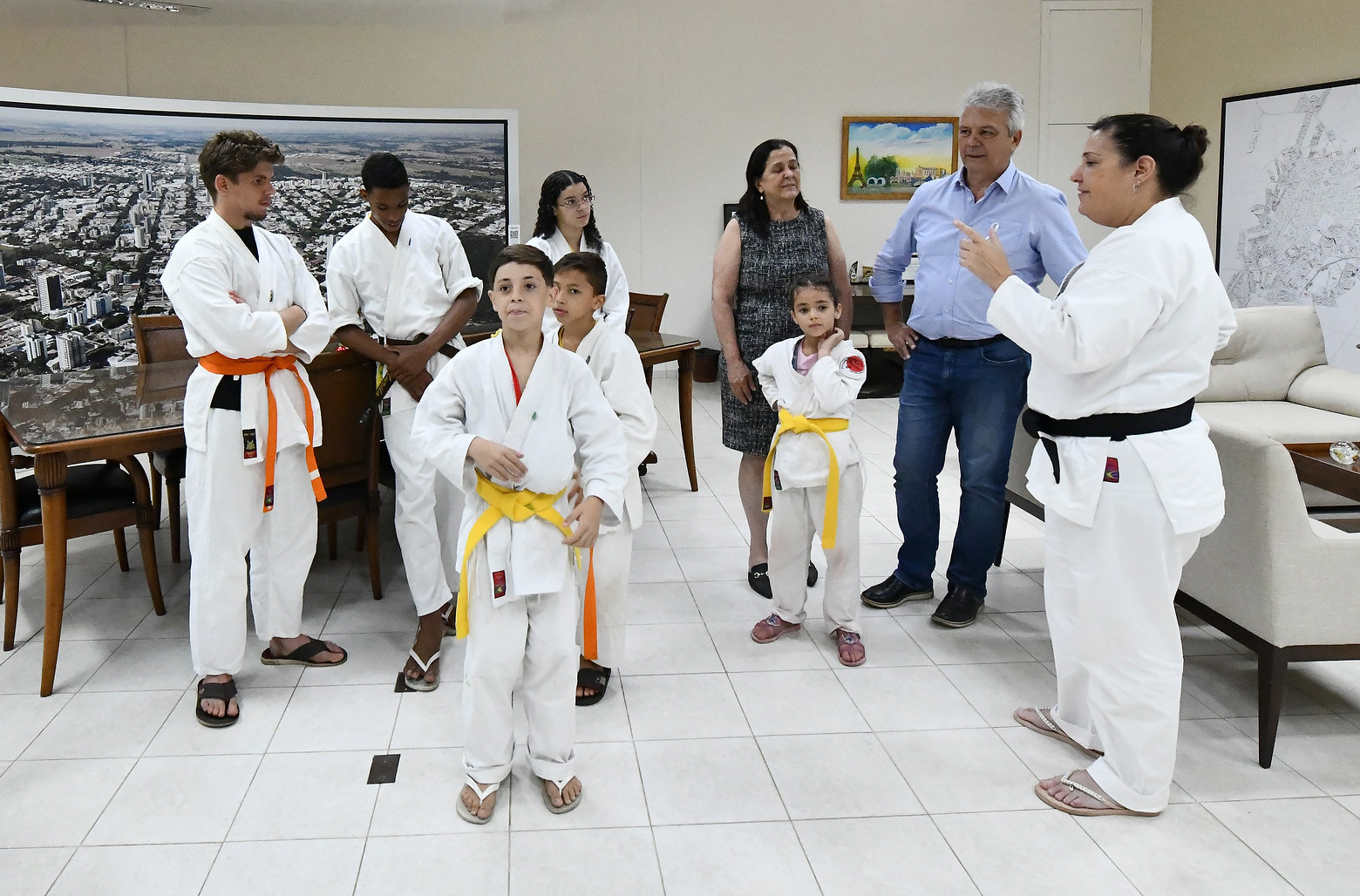 alunos de projeto social de artes marciais visitam gabinete no prefeito