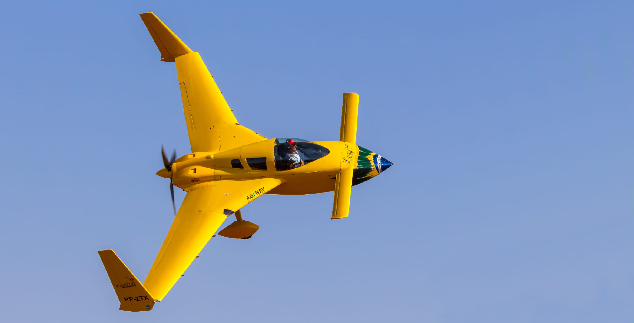 avião amarelo voando
