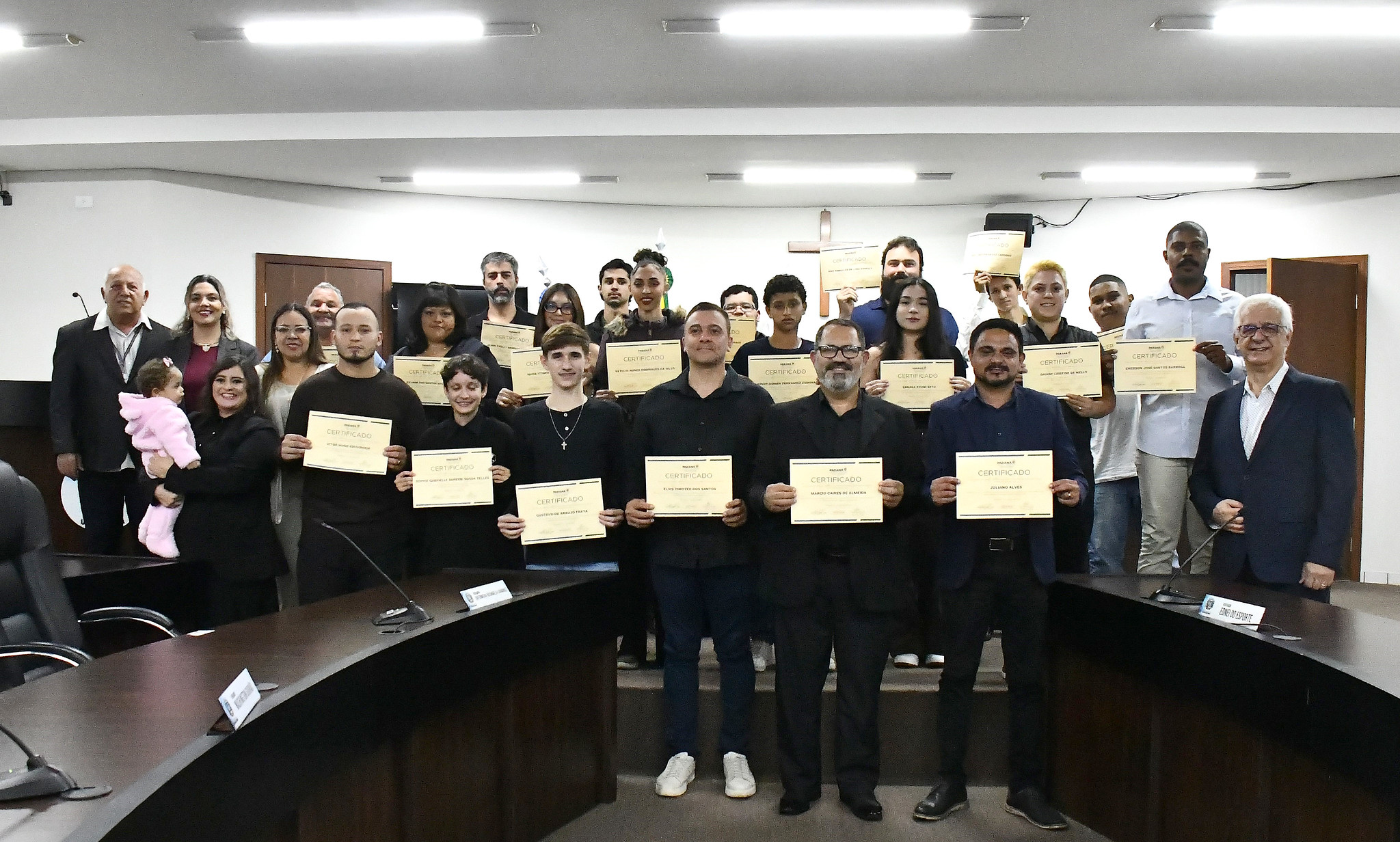 formandos exibem os certificados