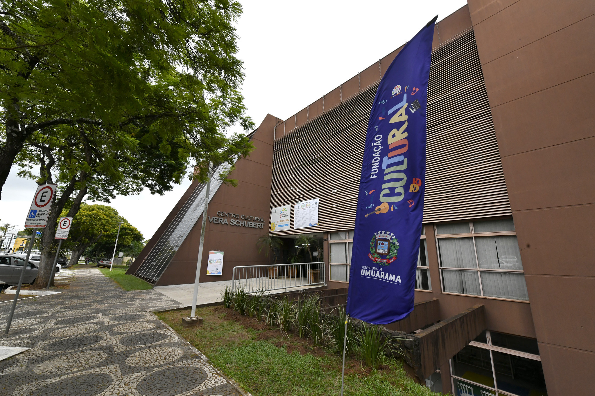 imagem da fachada do centro cultural de umuarama