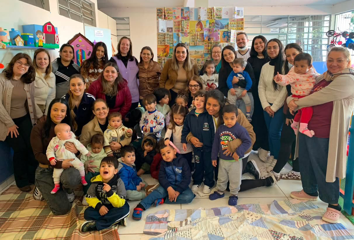 crianças e professoras em homenagem à escritora