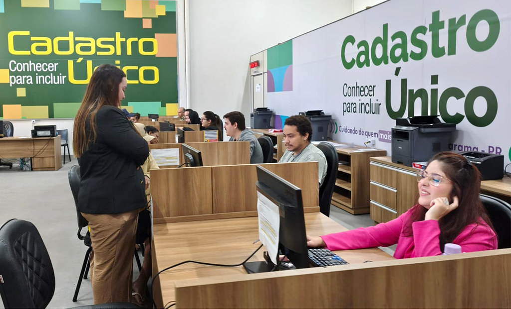imagem de atendentes nos guichês de atendimento da Central do Cadastro Único