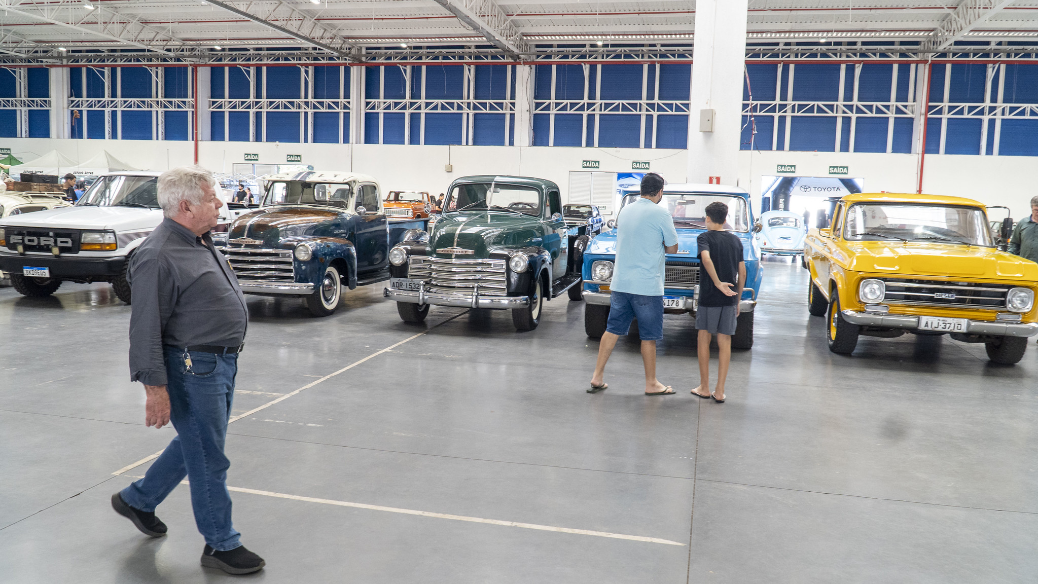 prefeito visita o encontro de carros antigos