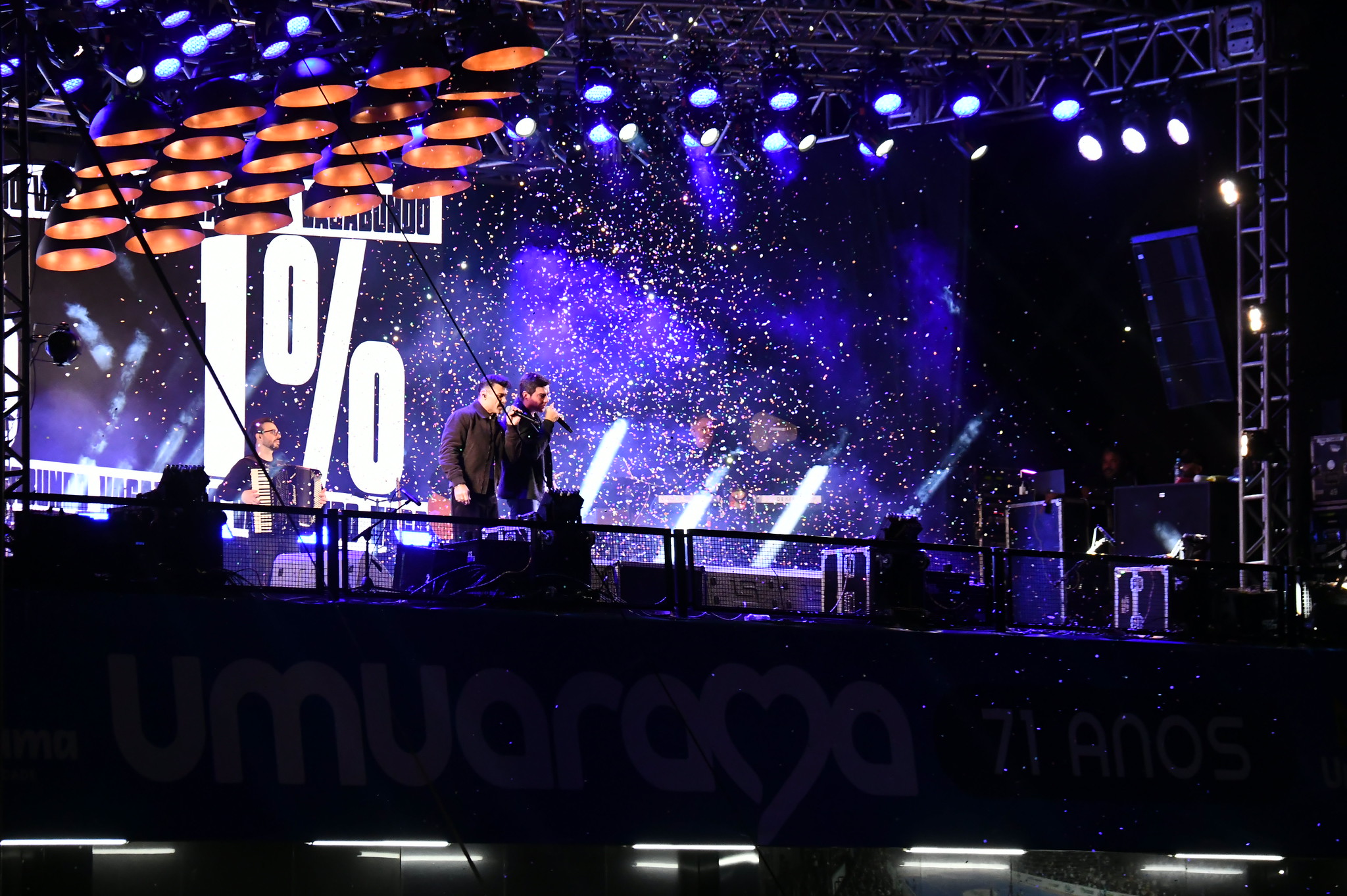 IMAGEM DO PALCO COM A DUPLA CANTANDO