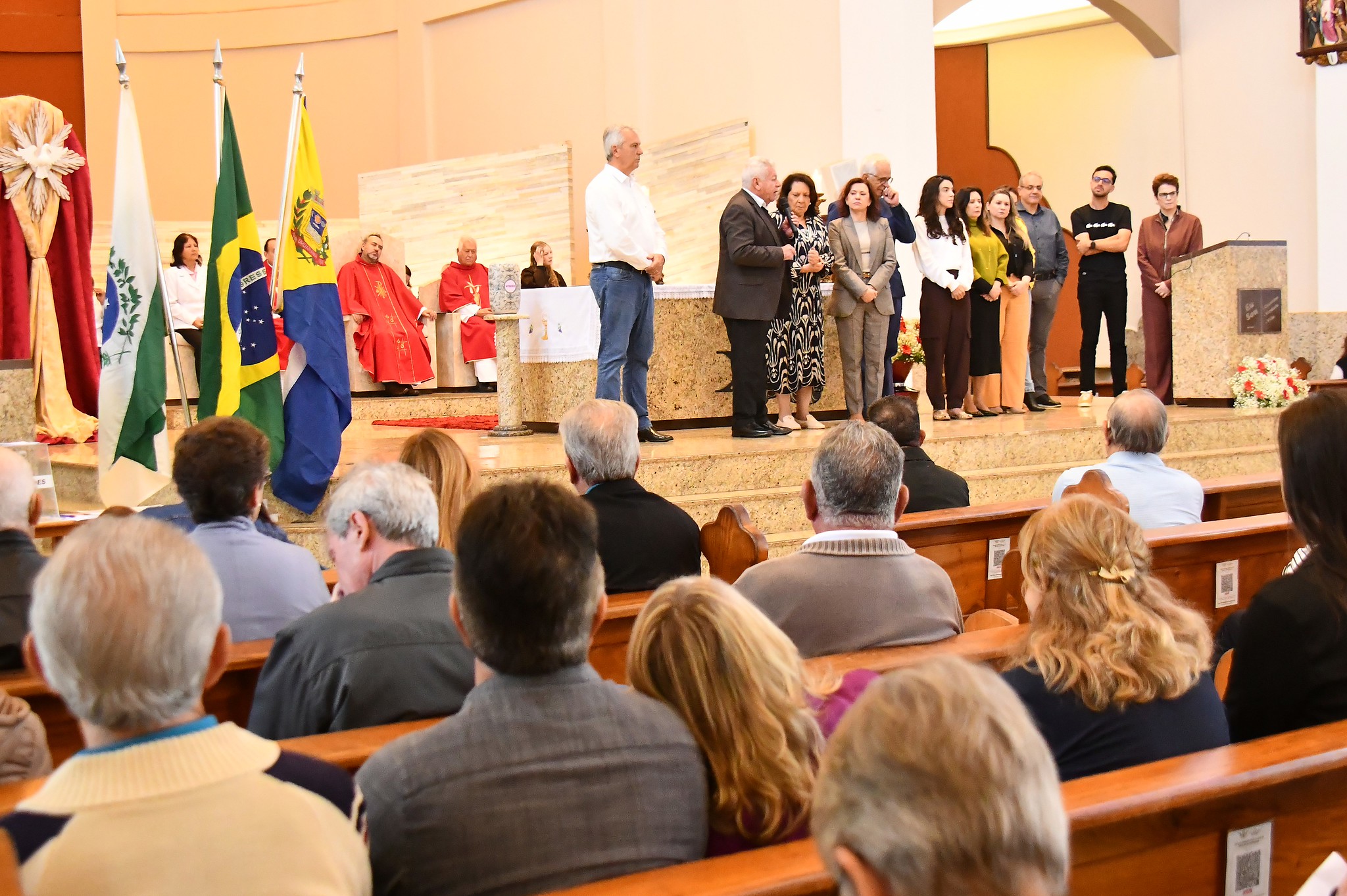 prefeito fala aos fiéis junto com secretários no presbitério da igreja
