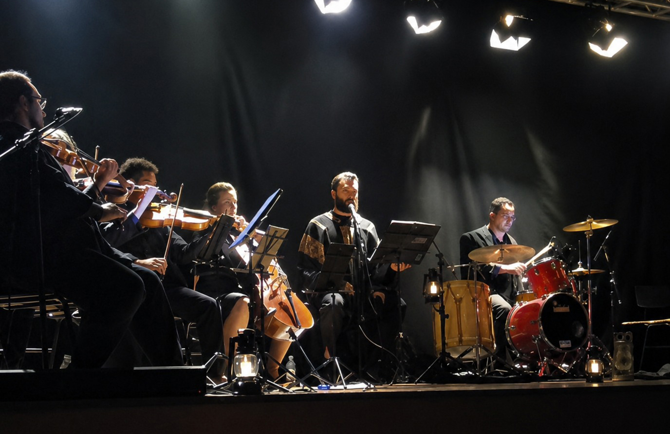 imagem de grupo musical no palco