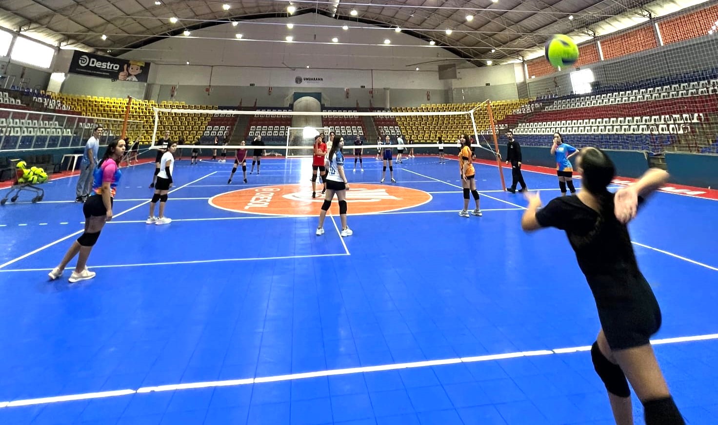 treinamento de voleibol feminino na quadra de esportes