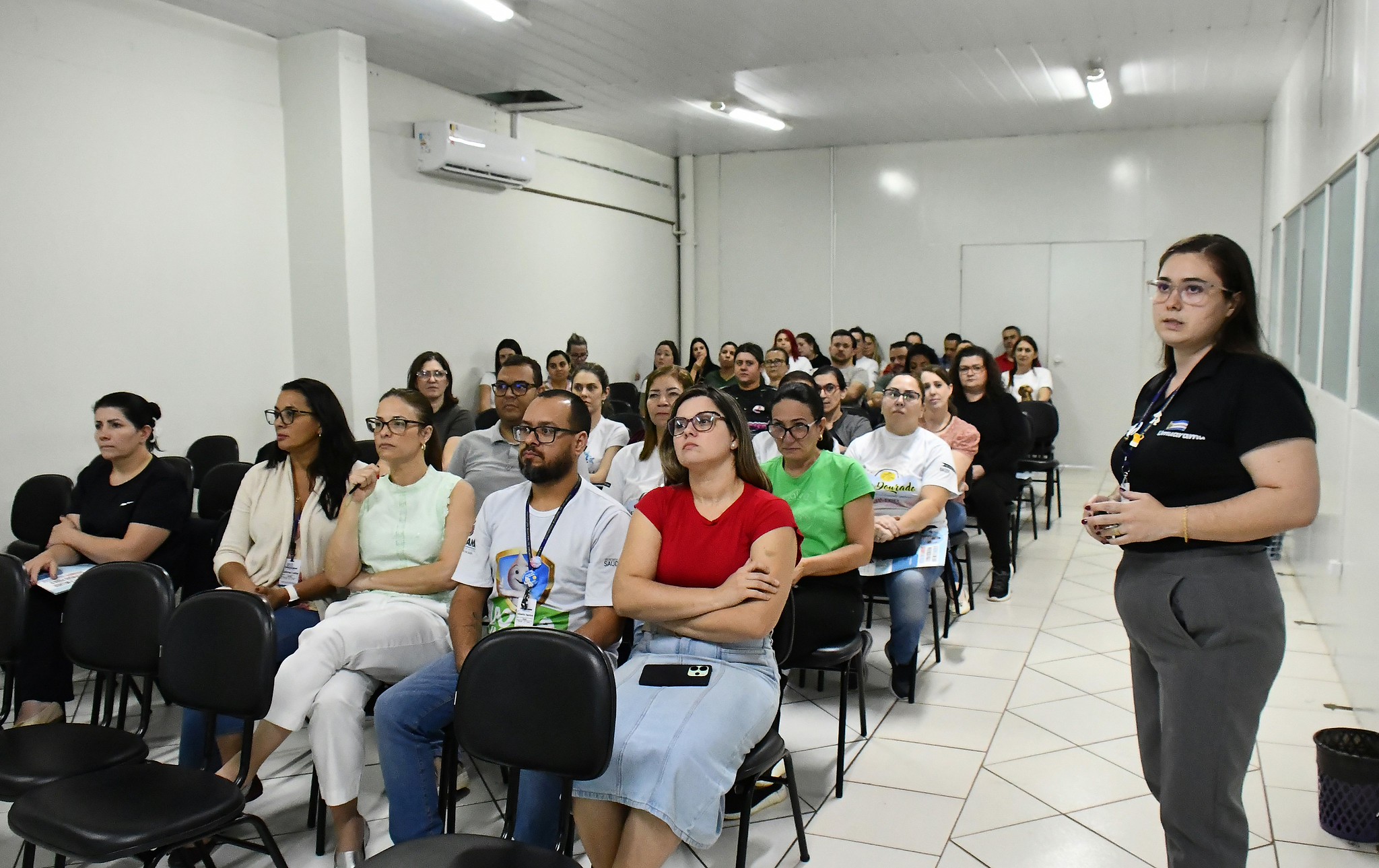 participantes sentados em auditório para palestra