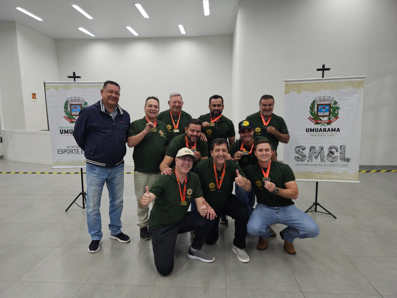 campeões do truco festejam com medalhas