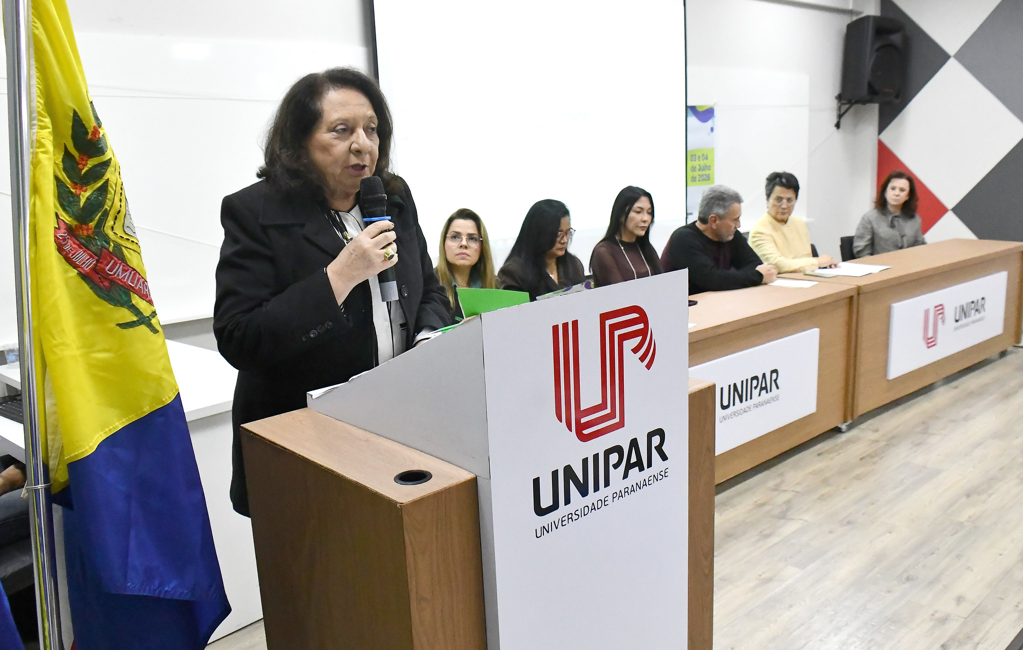 secretária da saúde fala na abertura da conferência diante de autoridades