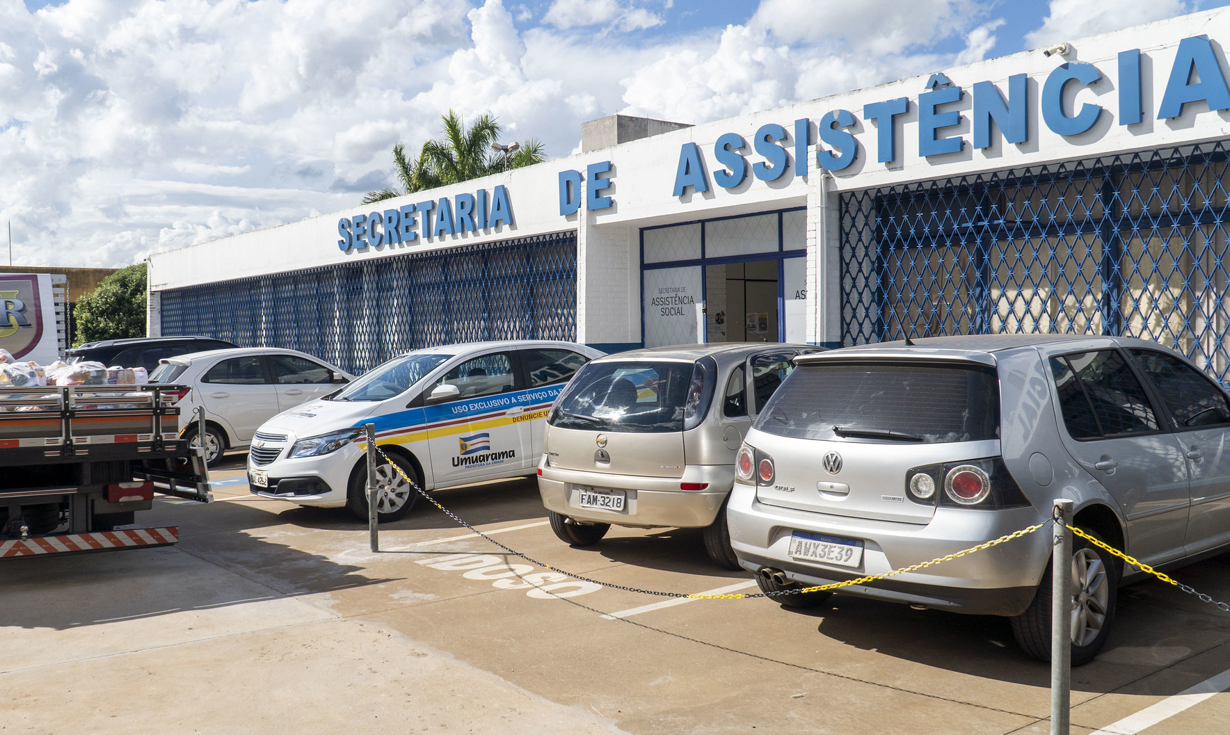 veículos na frente da sede da secretaria municipal de assistência social