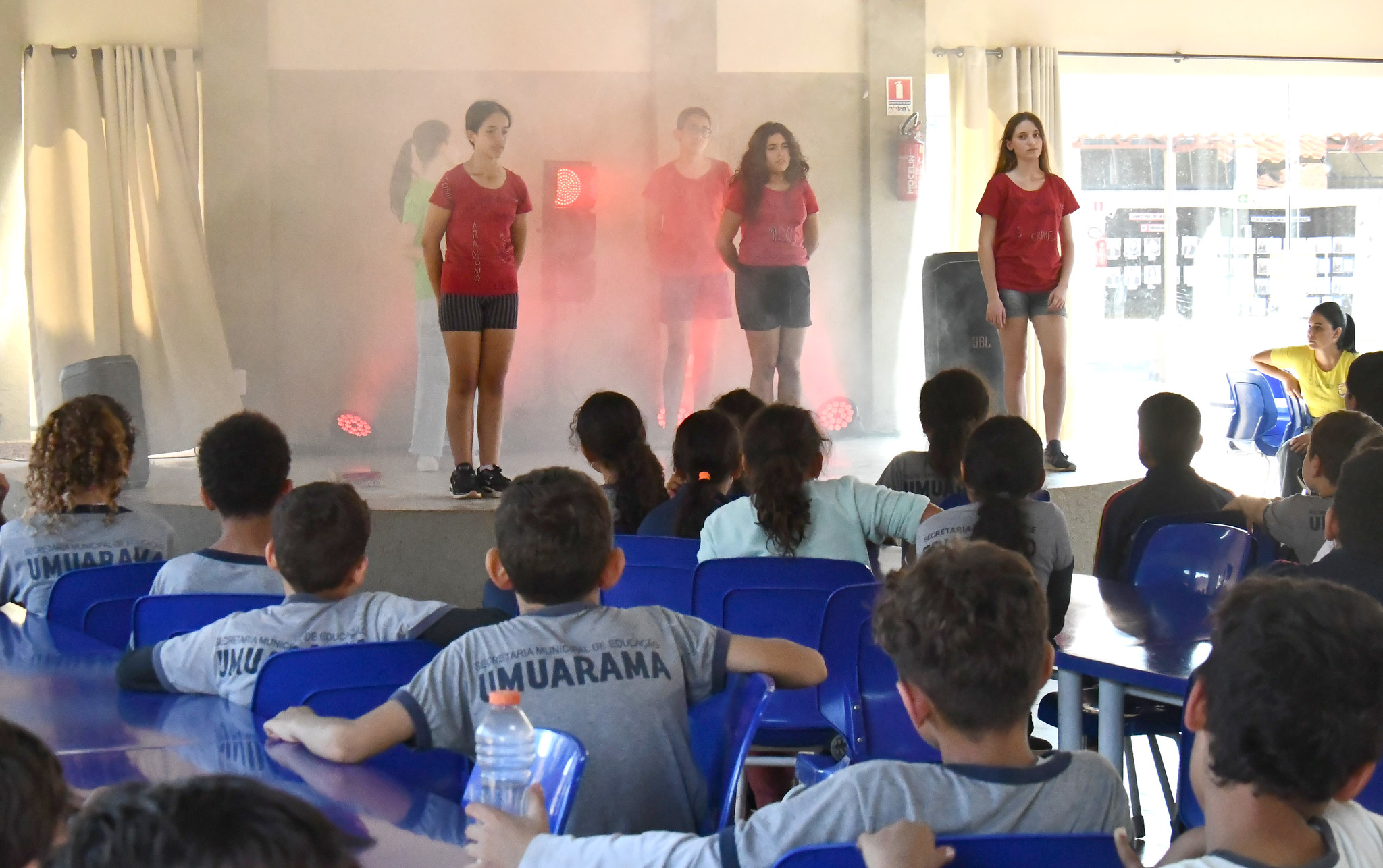 adolescentes apresentam teatro para crianças na escola