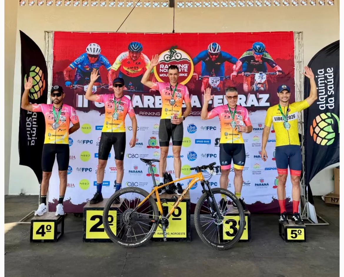 ciclistas comemoram vitória no pódio da corrida
