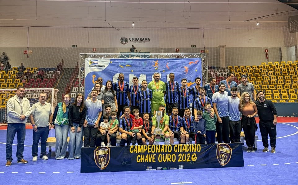 equipe campeã do futsal recebe troféu