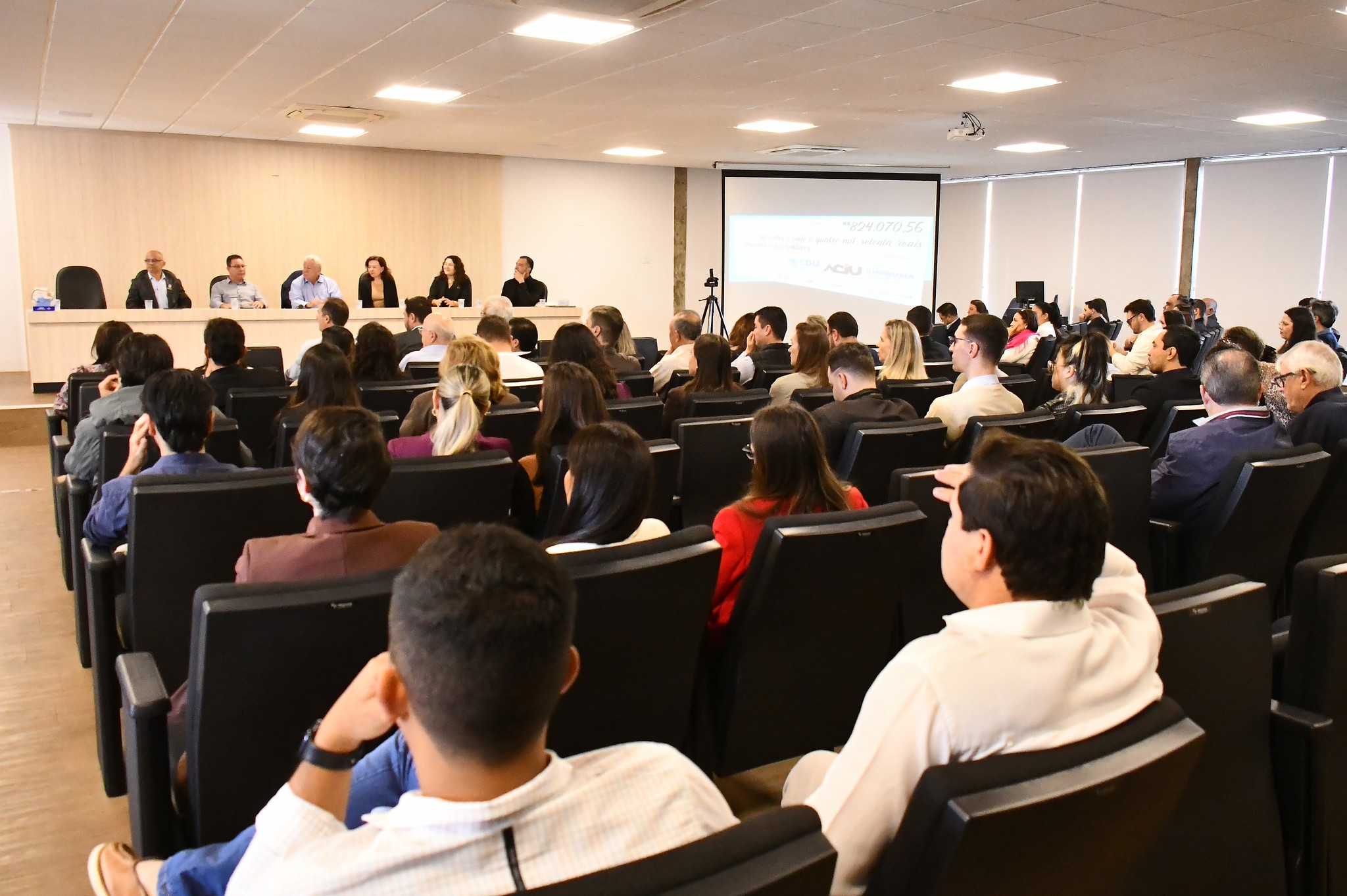 auditório lotado na prefeitura