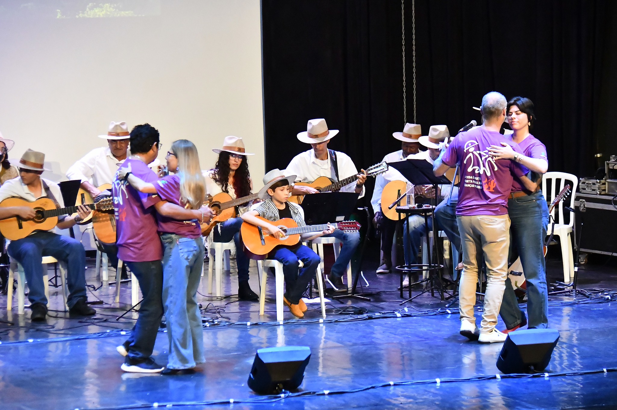Apresentação do Show Brasil Sertanejo III, da Orquestra Umuaramense de Viola, no Centro Cultural Vera Schubert, na noite de sábado (18), em Umuarama.