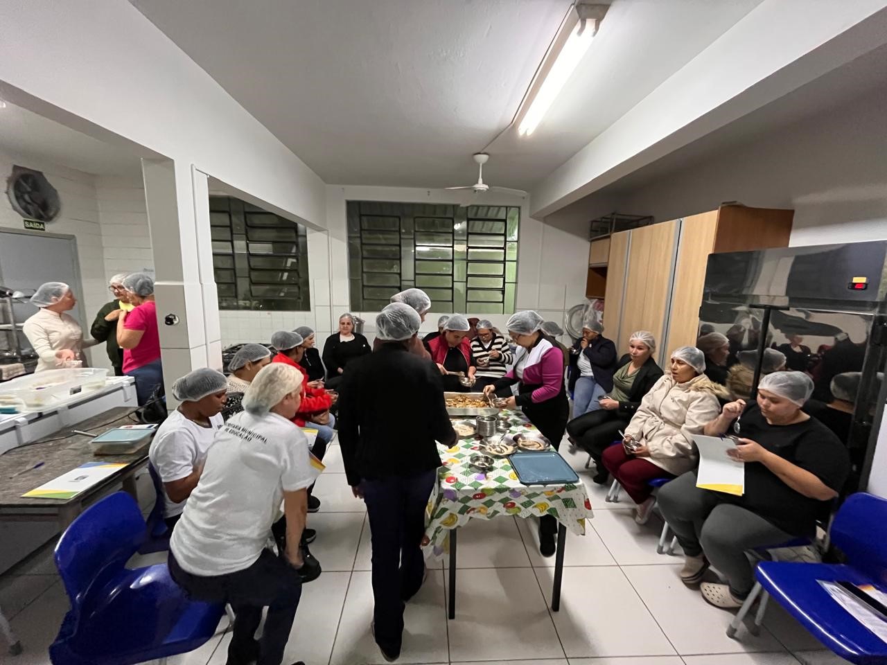 Merendeiras da rede municipal recebem treinamento em oficina de farofas saudáveis.