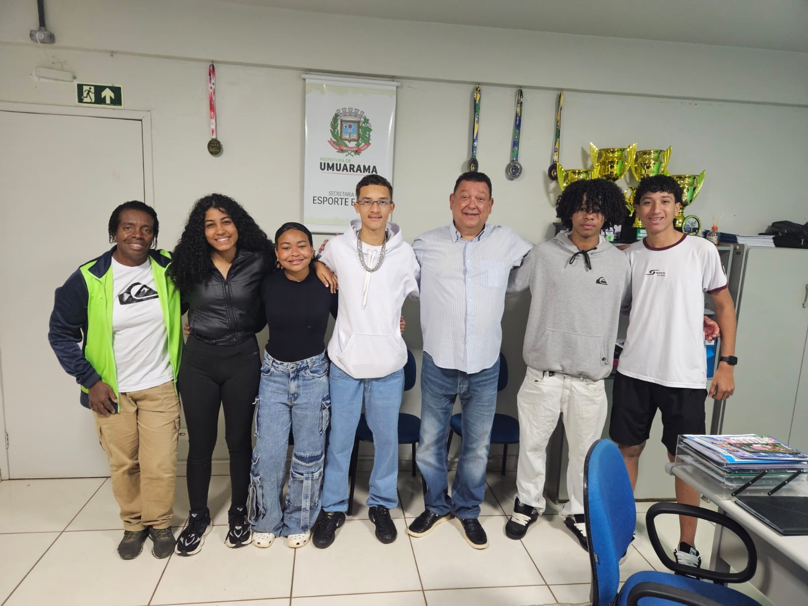 Atletas da equipe de atletismo de Umuarama com o secretário de Esportes Gentil Soares