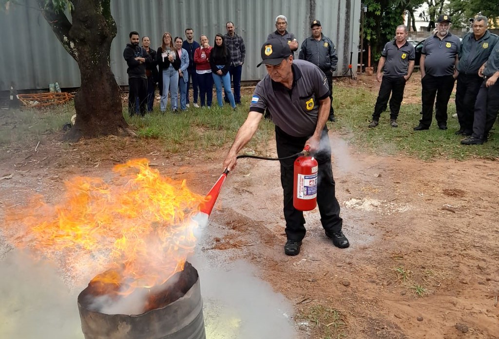 Demonstração de como apagar fogo com o uso de extintor de incêndio durante curso de formação de brigadistas junto a servidores da Prefeitura de Umuarama