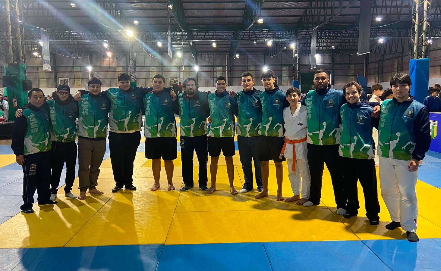 Atletas do Judô e do Taekwodo de Umuarama participando do Paraná Combate, em cascavel