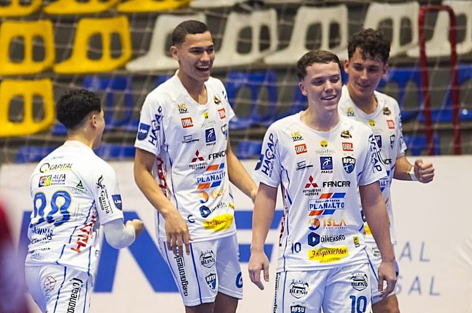 jogadores de futsal da AFSU Sub-20 durante disputa da Liga Nacional Talentos Sub-20 de Futsal Masculino, no ginásio Amário Vieira da Costa, em Umuarama
