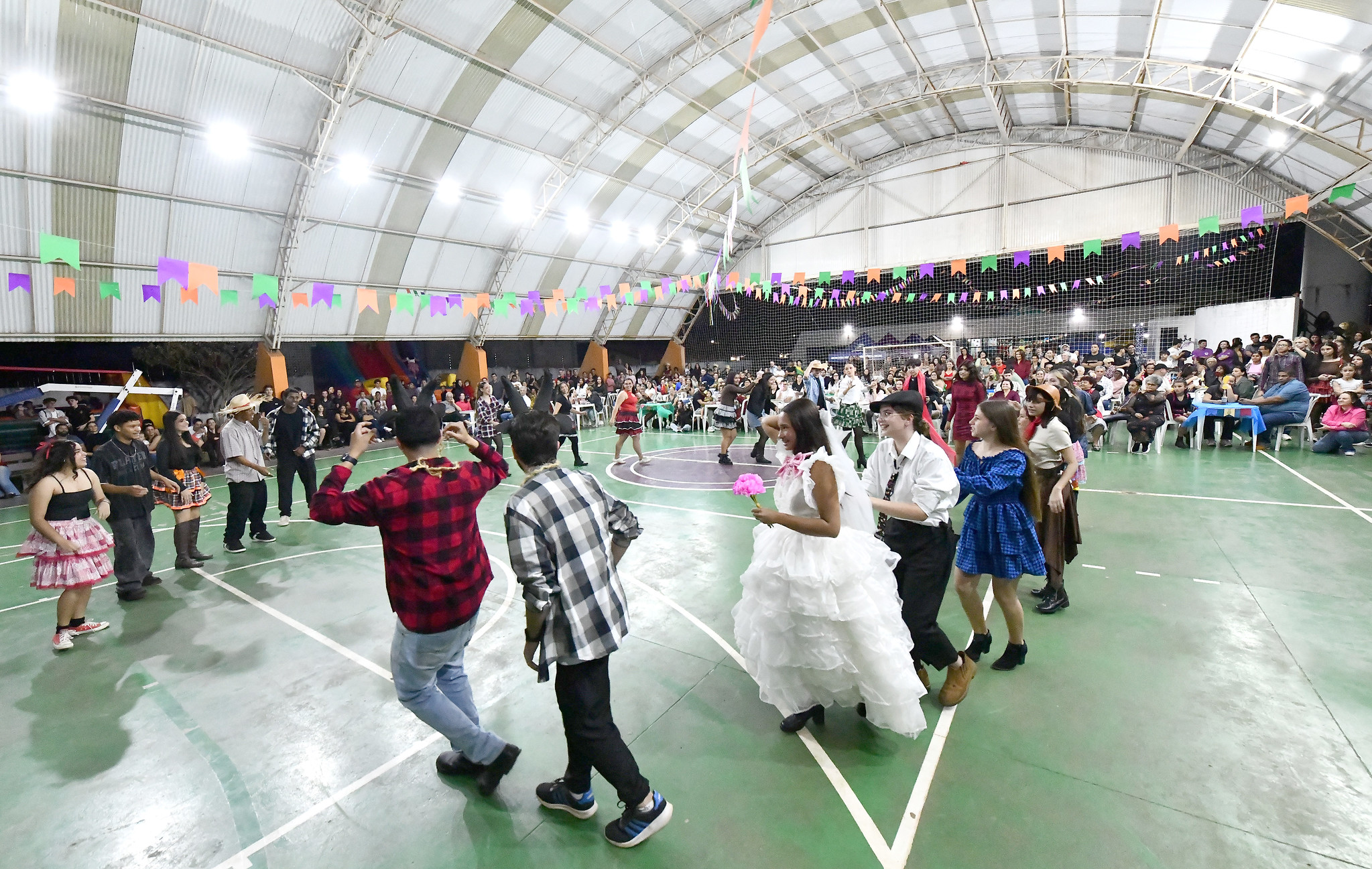 dança de quadrilha com personagens em quadra de esportes