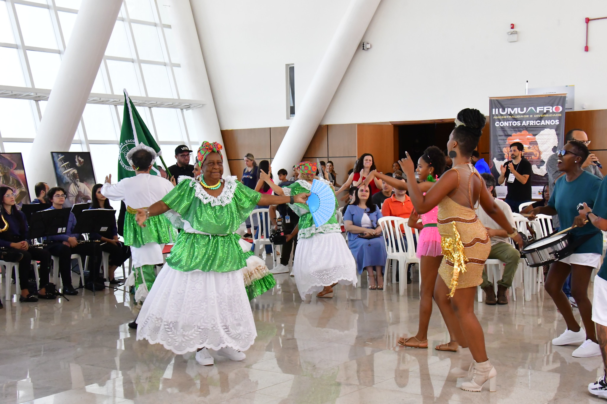 dança de carnaval com baianas