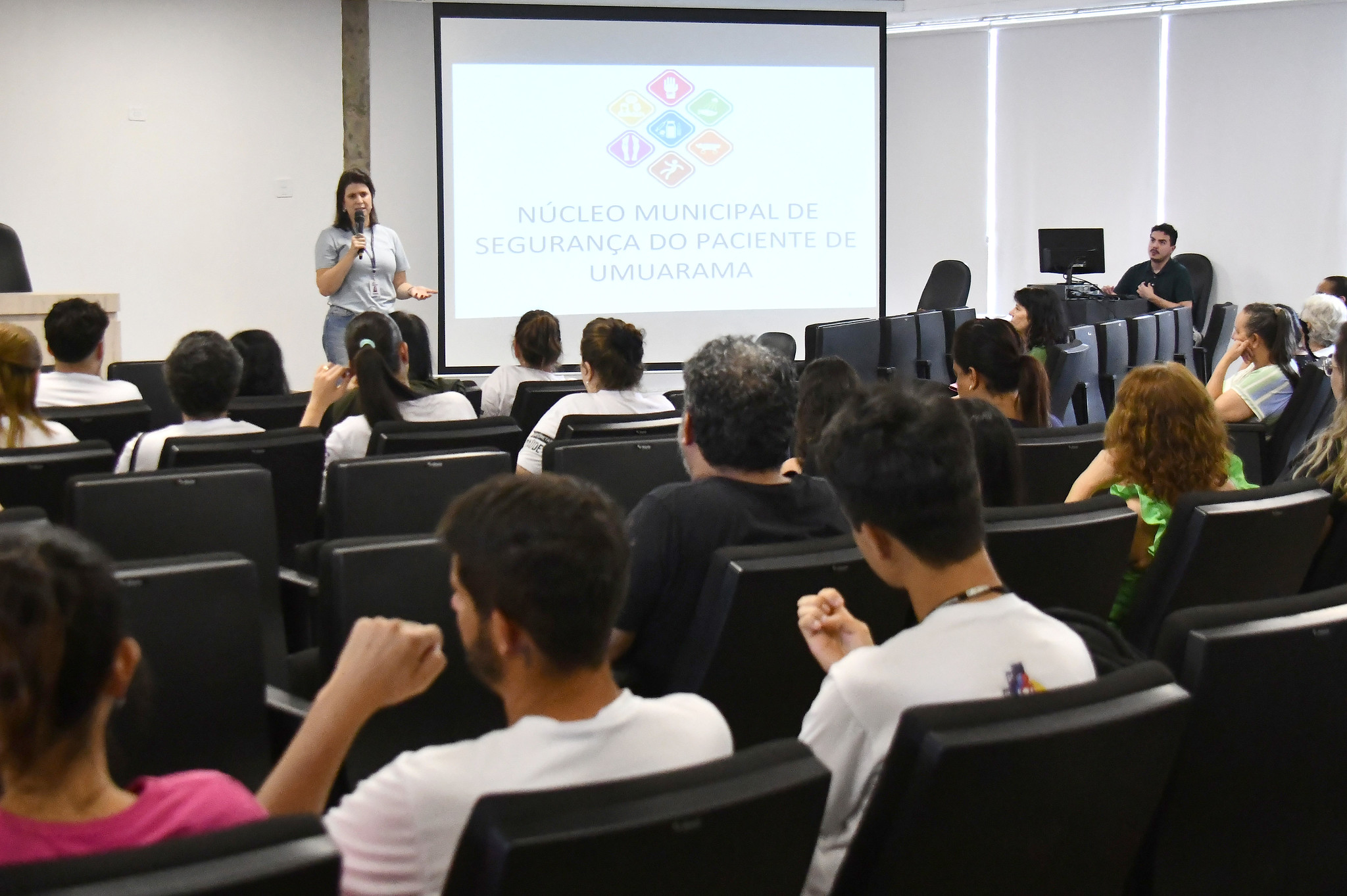 imagem de palestrante mulher falando ao público no auditório da prefeitura