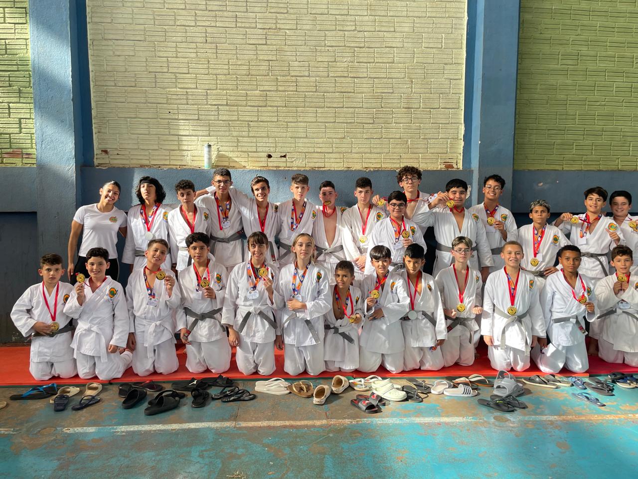 imagem da equipe de jovens que lutam judo