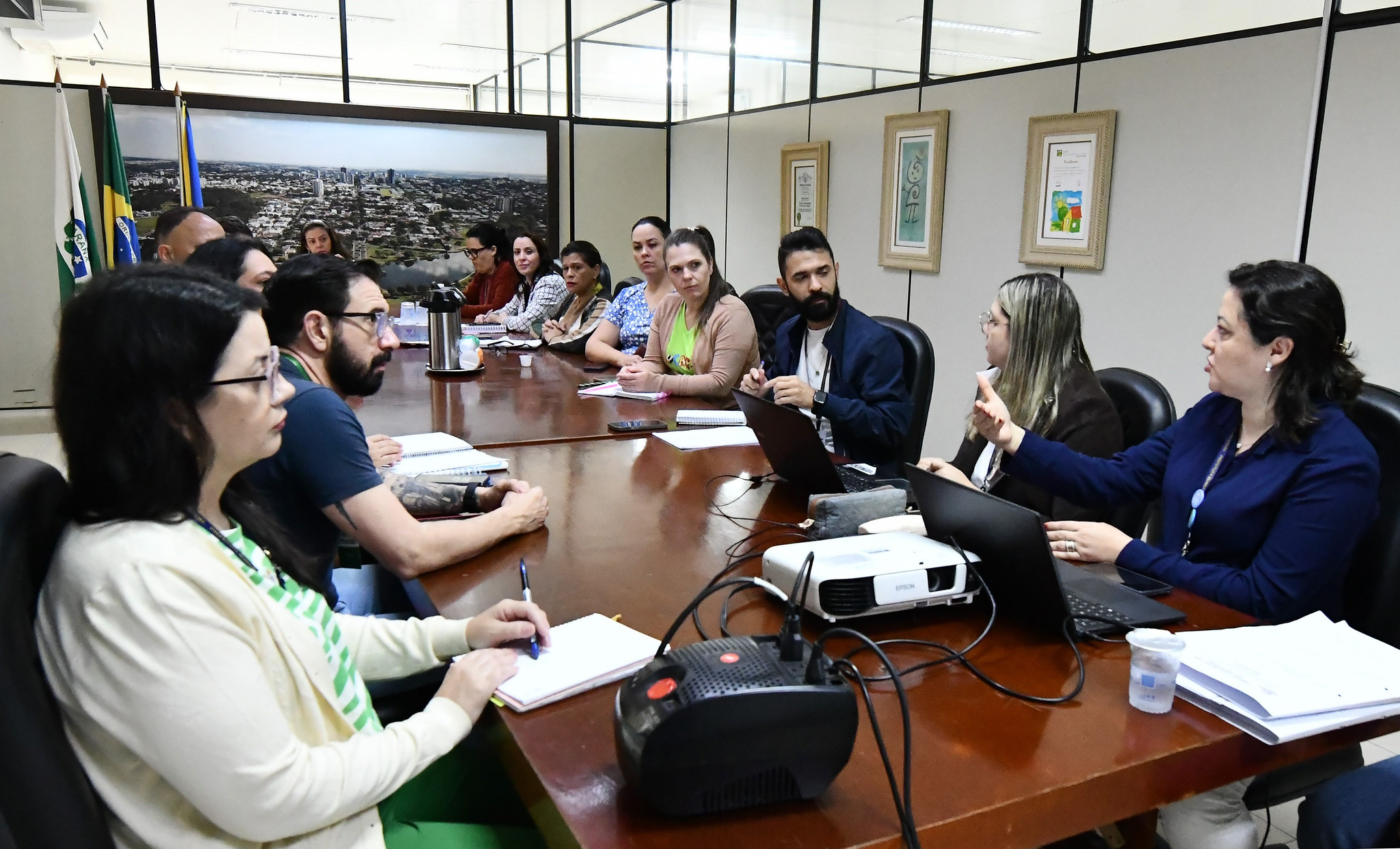 imagem dos conselheiros reunidos em uma mesa