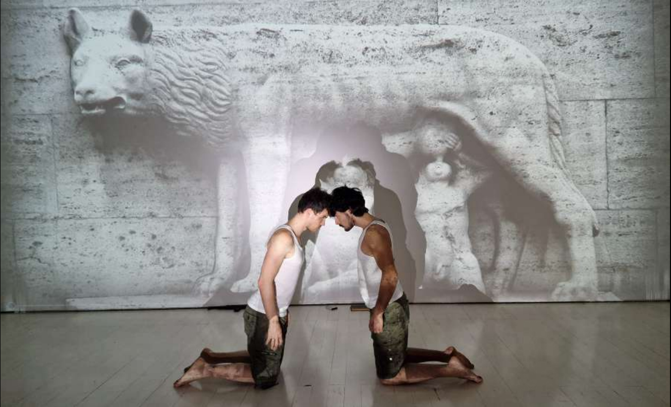 dois artistas masculinos frente a frente no palco