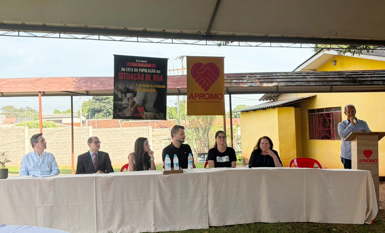autoridades na mesa de honra